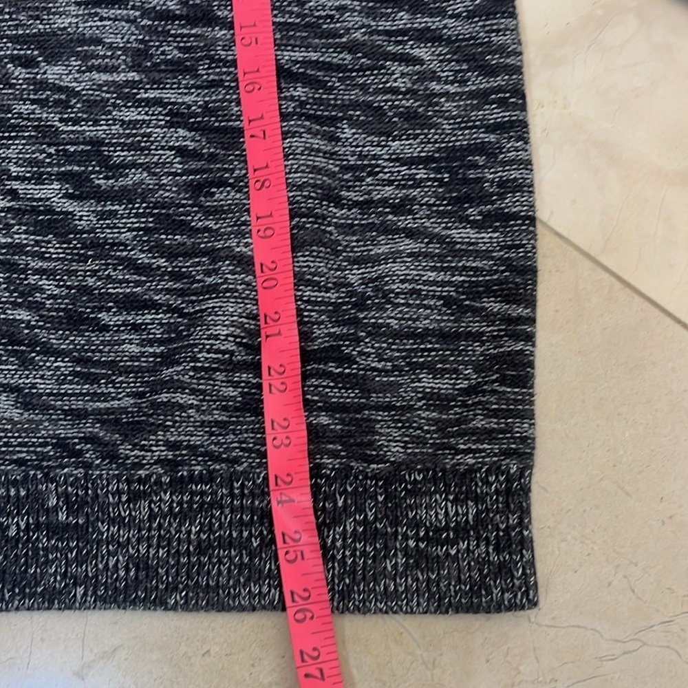 ⭐️ GAP black white and grey crew-neck sweater- size medium - Picture 5 of 7